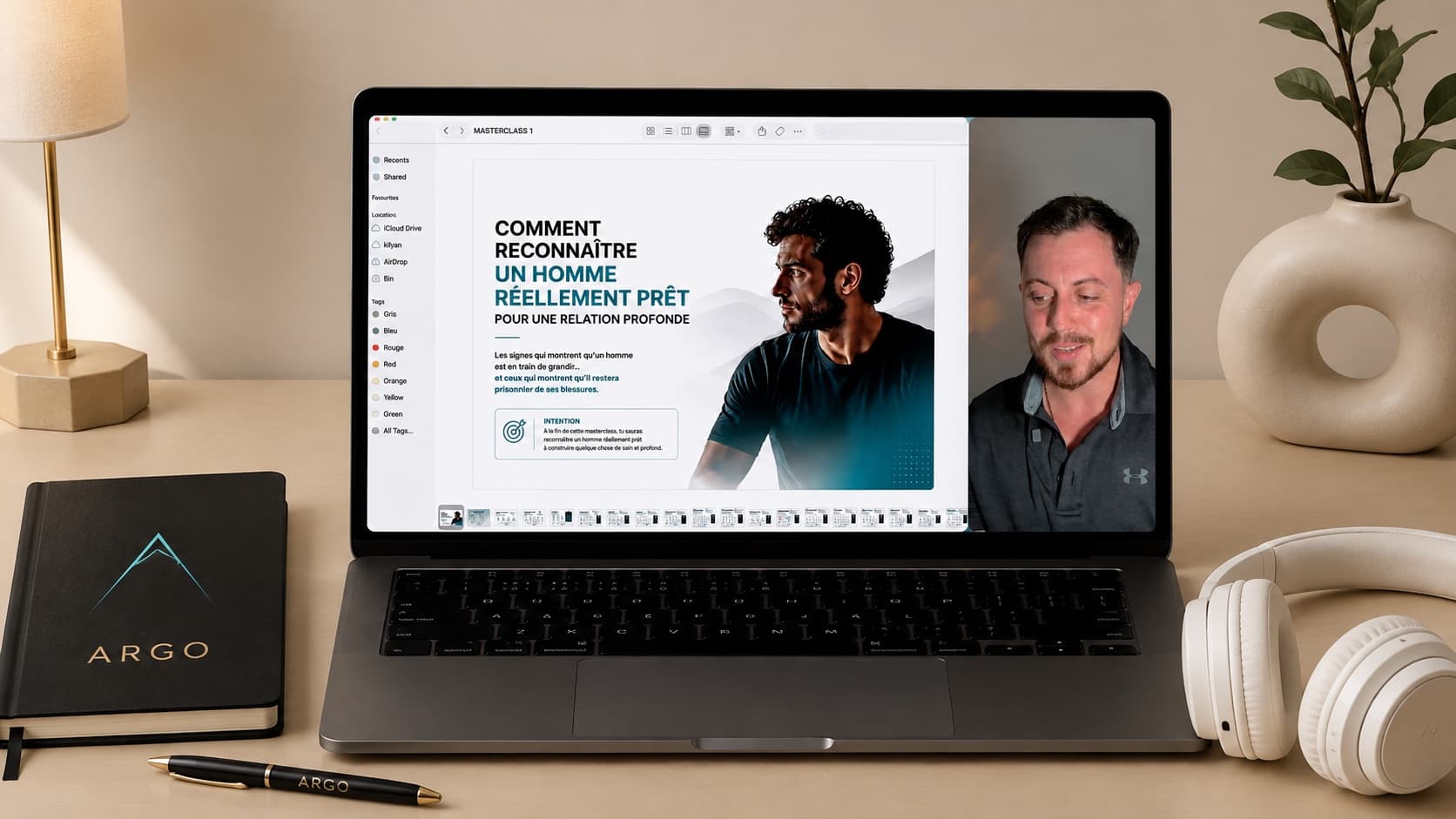 La masterclass ouverte sur un ordinateur portable : la diapositive d'introduction à gauche, Kilyan en vignette vidéo à droite, près d'un carnet et d'un stylo ARGO.