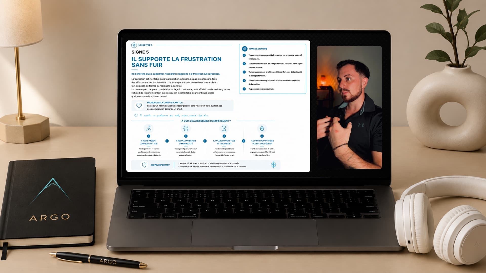 La masterclass ouverte sur un ordinateur portable : la diapositive d'introduction à gauche, Kilyan en vignette vidéo à droite, près d'un carnet et d'un stylo ARGO.